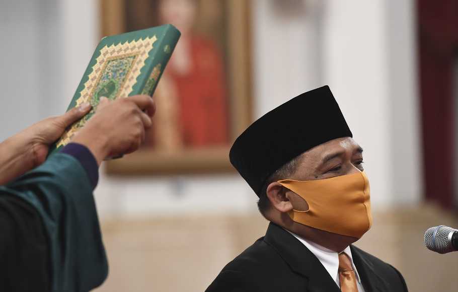 Kepala Badan Pelindungan Pekerja Migran Indonesia (BP2MI) Benny Rhamdani mengucap sumpah saat dilantik di Istana Negara, Jakarta, Rabu (15/4/2020).